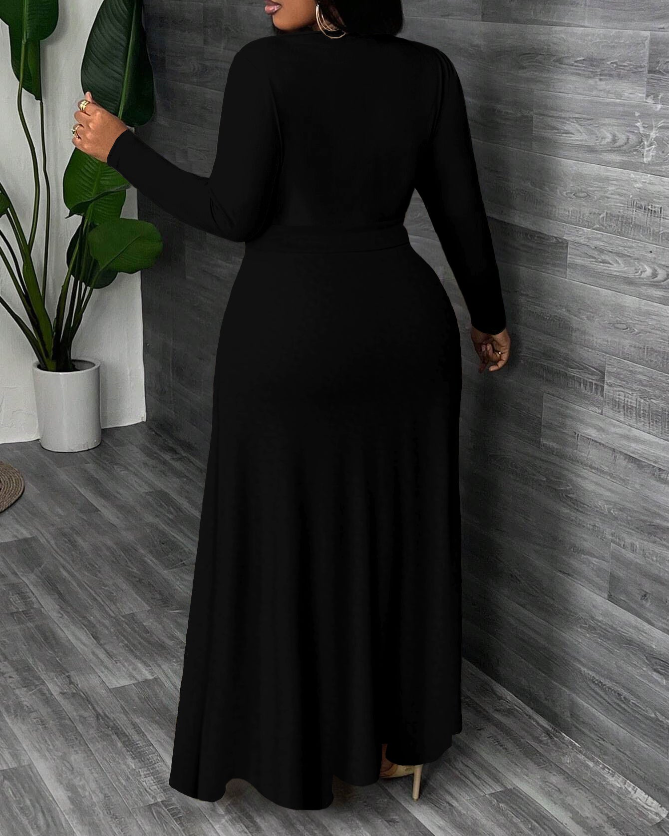 Black and White Wavy Stripes Round Neck Long Sleeve Maxi Dress